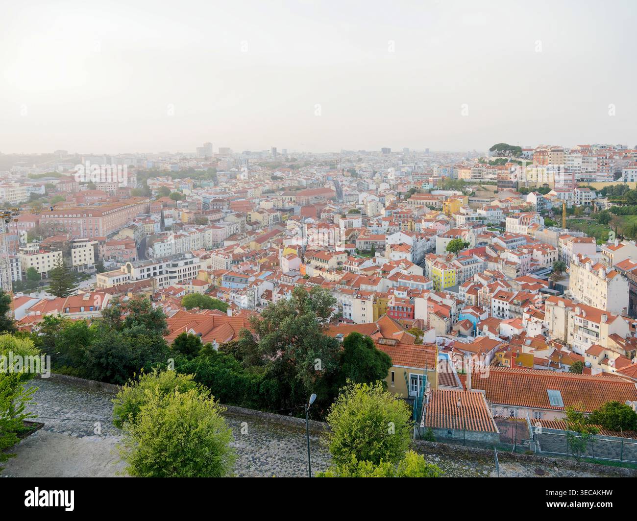 Panoramablick auf Lissabon, Portugal, mit bunten Dächern, dichter städtischer Skyline und historischer Architektur bei Sonnenuntergang. Stockfoto