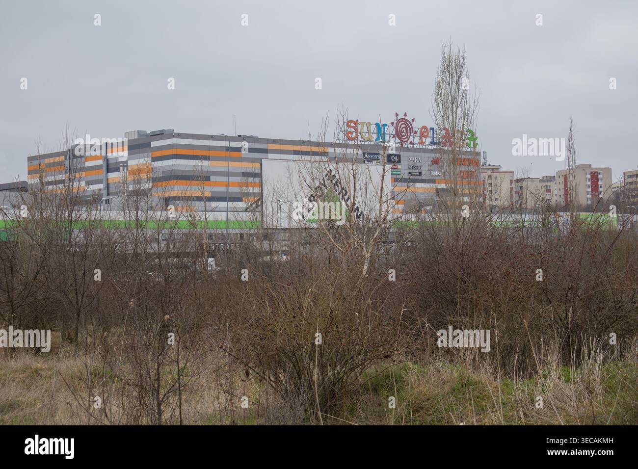 Außenansicht des Sun Plaza Einkaufszentrums und des Leroy Merlin Ladens hinter einem Feld wilder Büsche in Bukarest - Bucuresti, Rumänien - 14. März 2026 Stockfoto