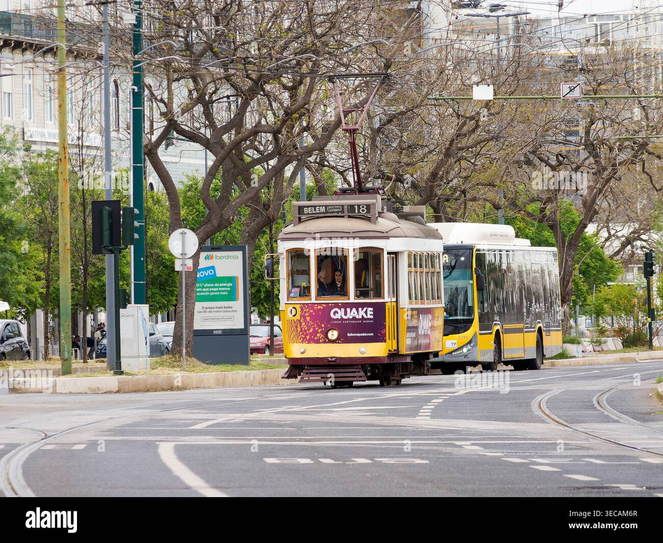 Die historische gelbe Straßenbahn von Lissabon überquert eine Stadtstraße in Lissabon, Portugal, das Symbol des traditionellen öffentlichen Verkehrssystems der Hauptstadt. Stockfoto