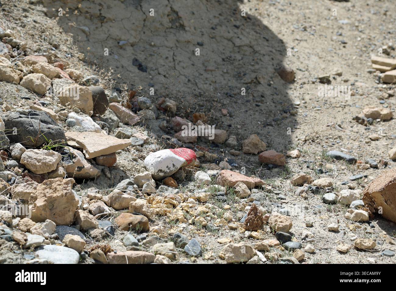 Minenwarnstein in einem Hochrisikogebiet des Bamiyan-Tals in Afghanistan Stockfoto