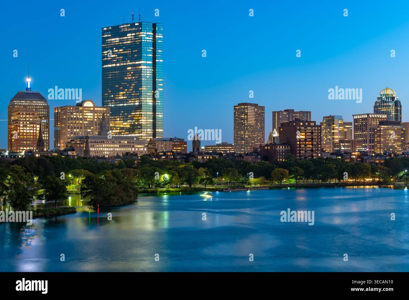 Die Lichter der Stadt Boston leuchten in der Dämmerung über dem Charles River und zeigen die architektonische Schönheit der Innenstadt und der hinteren Bucht. Stockfoto