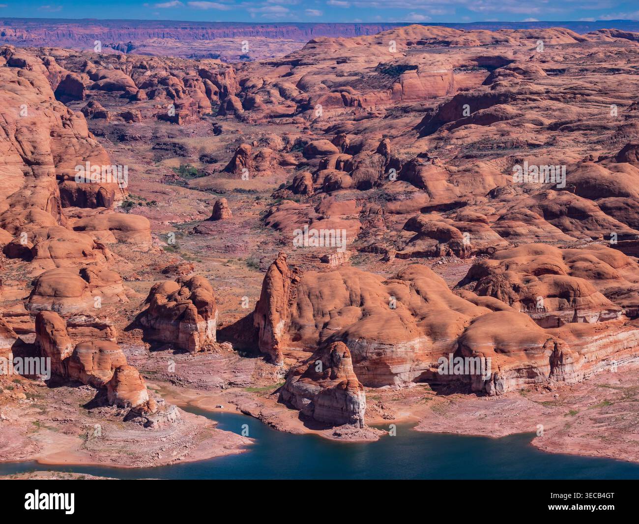 Gegenüber dem Ufer des Powell Reservoir befindet sich Hole in the Rock, Grand Staircase-Escalante National Monument, Utah. Stockfoto