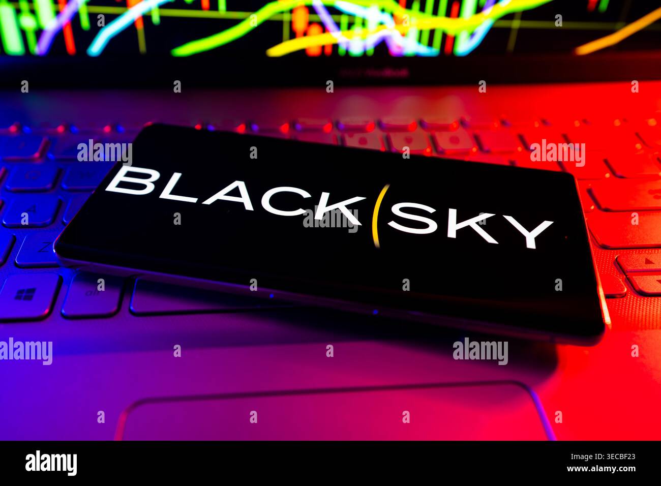 BlackSky Technology Company Logo wird auf dem Digitalbildschirm mit Satelliten-Erdbeobachtung und Hintergrund Geospatial Intelligence angezeigt Stockfoto