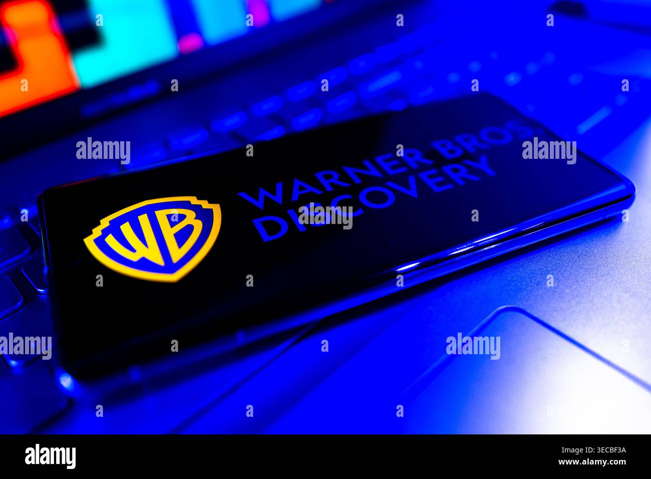 Warner Bros Discovery Wbd Firmenlogo Wird Auf Dem Digitalbildschirm Mit Hintergrund Für Entertainment Media Streaming Angezeigt Stockfoto