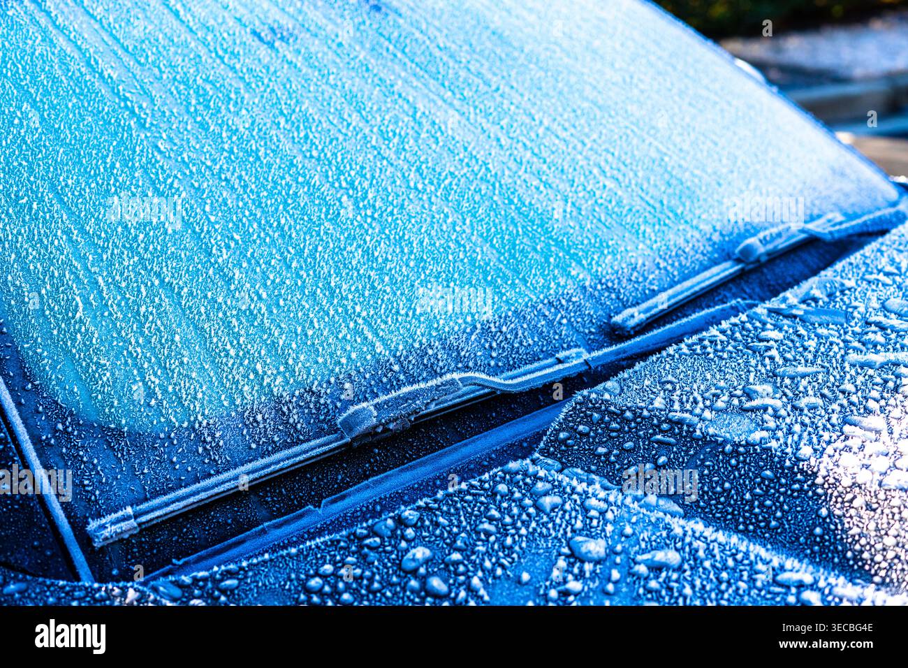 Die Gefrorene Windschutzscheibe Des Autos Ist Während Der Schneesturmbedingungen Vollständig Von Dickem Eis Und Schnee Bedeckt Stockfoto