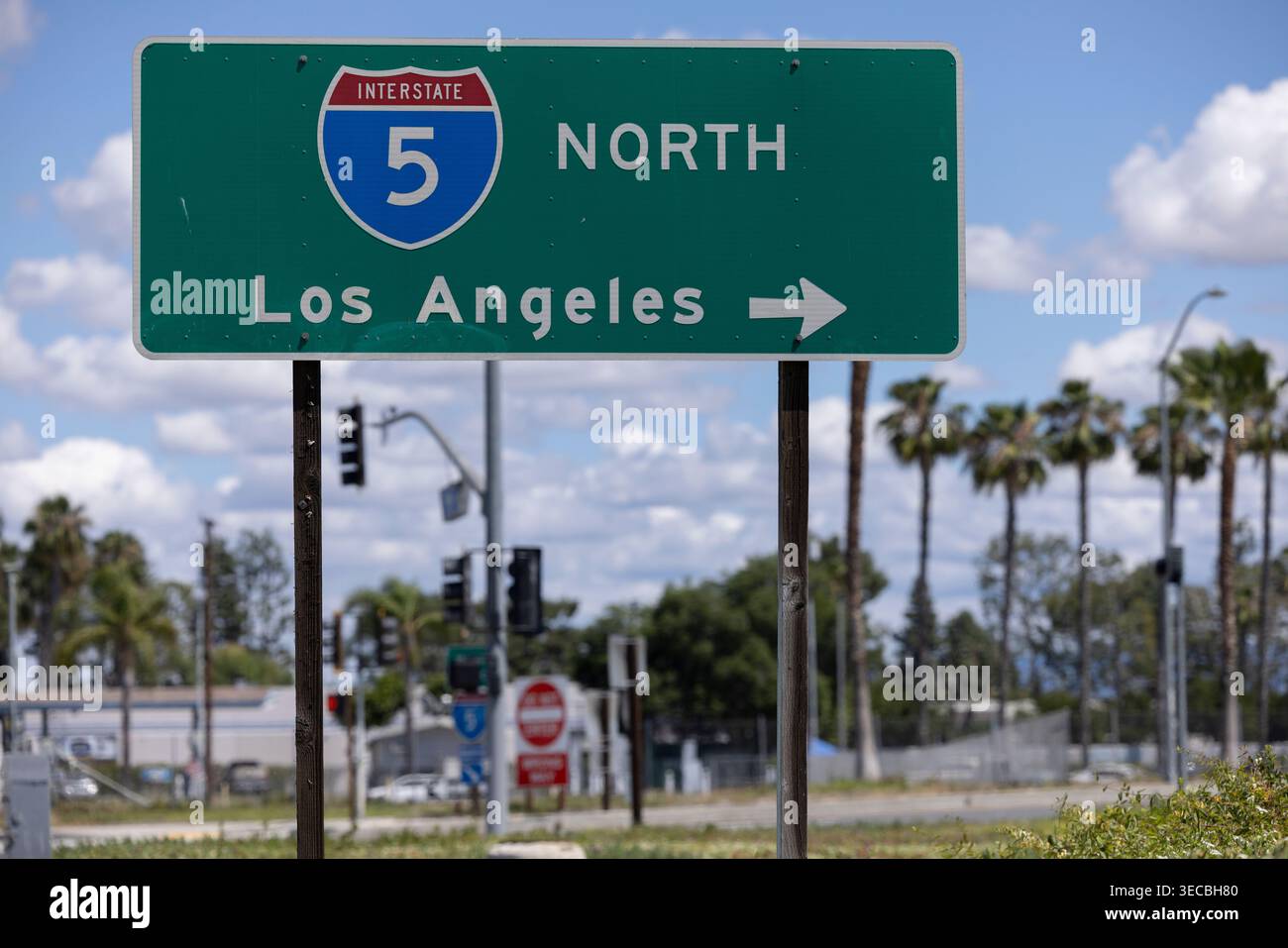 Buena Park, Kalifornien, USA - 11. April 2026: Die Nachmittagssonne scheint auf dem Diectionschild für die Interstate 5 in Richtung Norden nach Los Angeles. Stockfoto