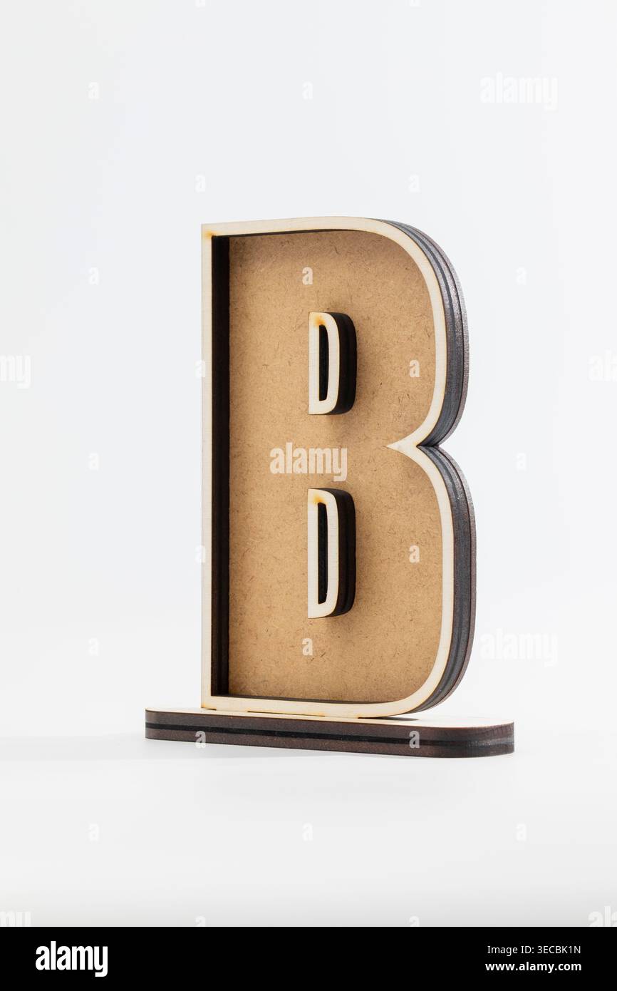 Minimalistischer Buchstabe B aus Holz und Metall. Klare Linien definieren das moderne Design. Neutraler Hintergrund verbessert die strukturierte Oberfläche. Perfekt für B Stockfoto