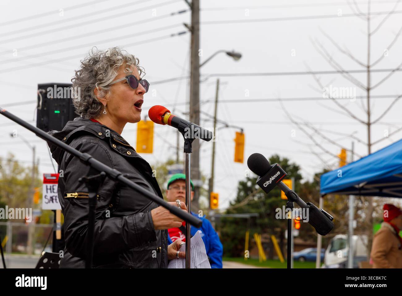 Toronto, Kanada. April 2026. Helen Victoros, Grundlehrer des Präsidenten von Toronto, verurteilt in einer Rede die Kürzungen der Ford-Regierung im öffentlichen Bildungswesen in Ontario und argumentiert, dass die Lehrergewerkschaften dafür kämpfen, allen Kindern in Ontario einen gleichberechtigten und gleichberechtigten Zugang zu Bildung zu gewähren. Quelle: A Duan/Alamy Live News Stockfoto