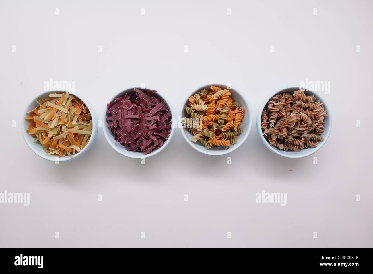 Verschiedene Nudelsorten in Schüsseln bereit zum Kochen Stockfoto