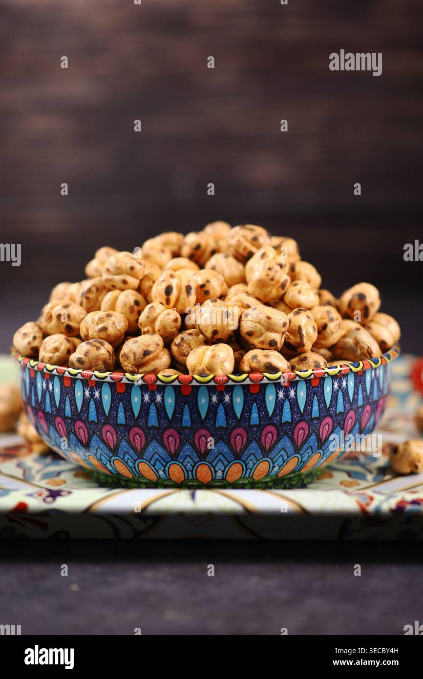 Schüssel gefüllt mit gerösteten Linsen, bereit zum Snack Stockfoto