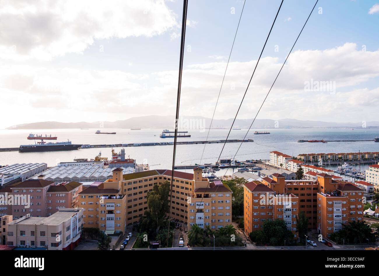 Ein Panoramablick über den Hafen von Gibraltar mit modernen Wohngebäuden im Vordergrund, mehreren Frachtschiffen und Tankern Stockfoto