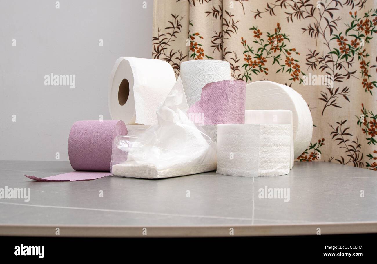 Rollen Toilettenpapier Handtuchhygiene. Rollen Sie auf grauem Hintergrund. Stockfoto
