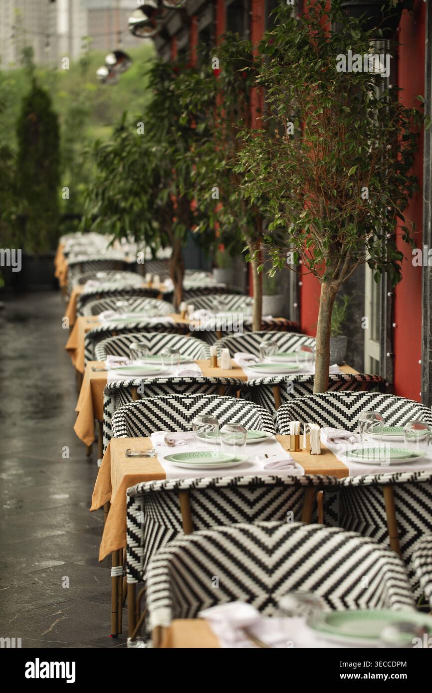 Außenterrasse des Restaurants mit Tischen und Stühlen Stockfoto