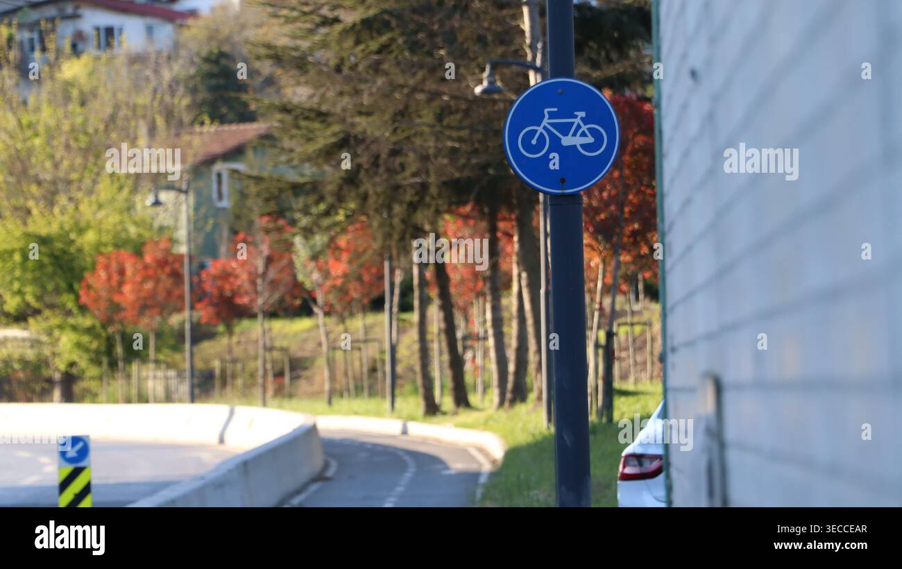 Warnschild für Fahrradrouten. Blaues rundes Fahrradverkehrsschild. Stockfoto