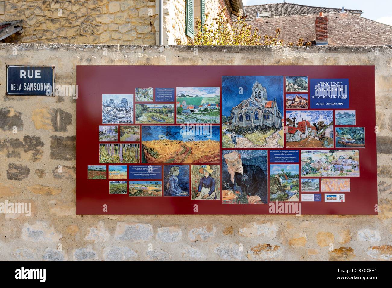 Ein Schild an einer Wand, das einige der Meisterwerke zeigt, die der berühmte niederländische Maler Vincent Van Gogh in Auvers sur Oise gemalt hat Stockfoto