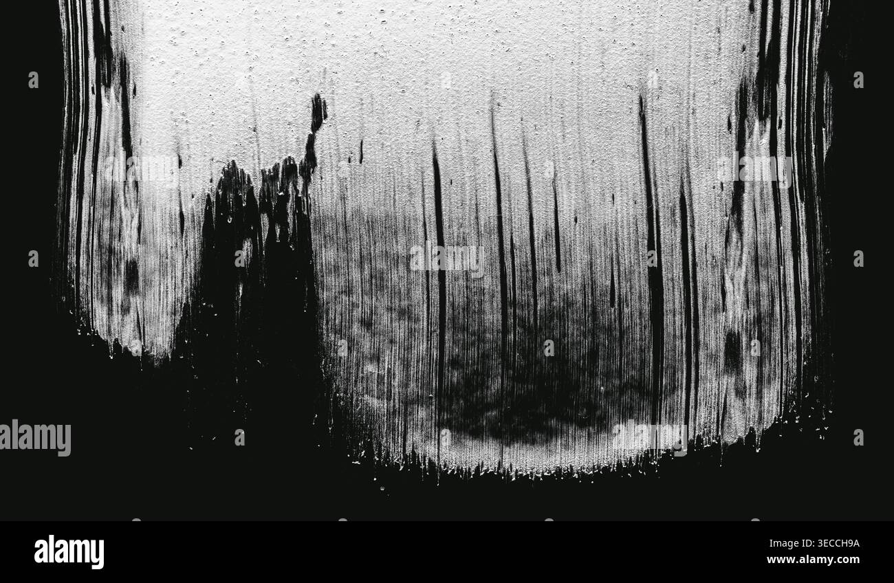 Trockene Pinselstriche Vorderansicht einer abstrakten schwarz-weißen Textur mit Farbtropfen und Rissen Stockfoto