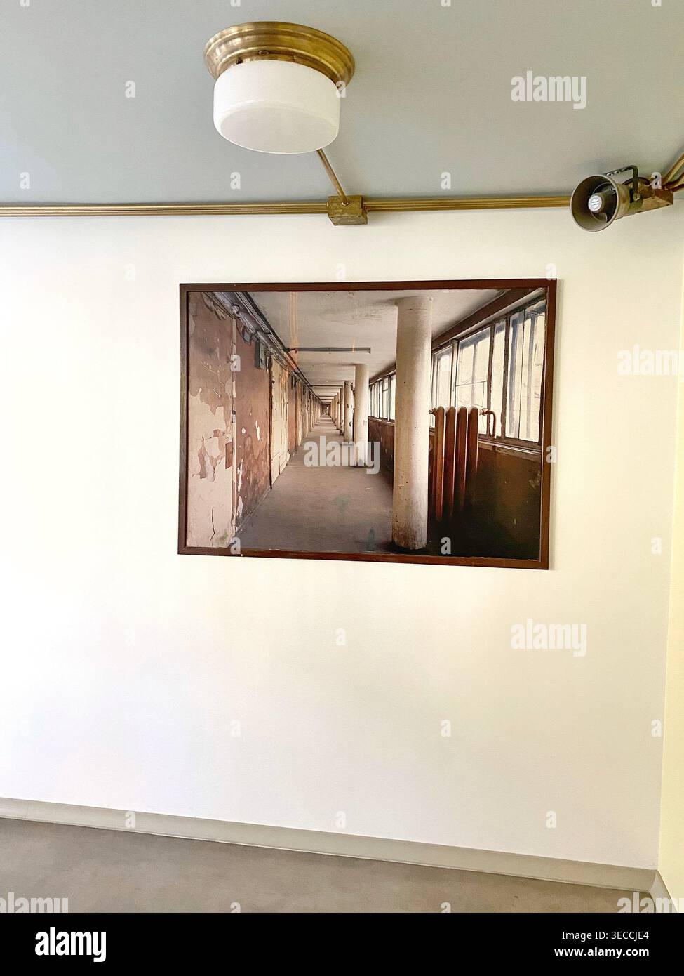 Moskau, Russland – 9. Oktober 2021: Gerahmtes Foto eines langen Korridors, der an der Wand hängt, in modernem Innenraum, weiches natürliches Licht, minimale Szene Stockfoto