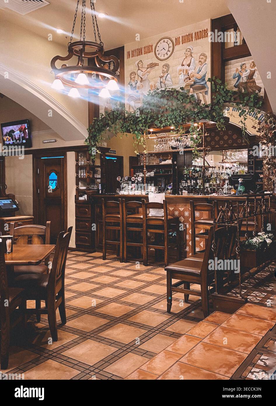 Kaliningrad, Russland - 24. Oktober 2021: Gemütliches traditionelles Restaurant mit Holzmöbeln und Bartheke im bayerischen Stil Stockfoto