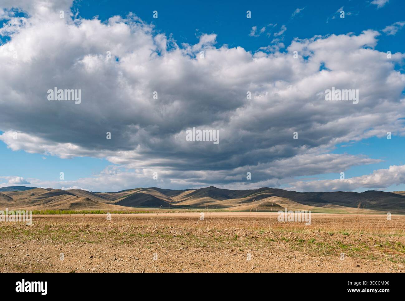 Wolken sammeln sich am späten Nachmittag über trockenem Land und Hügeln in einer abgelegenen Gegend Stockfoto