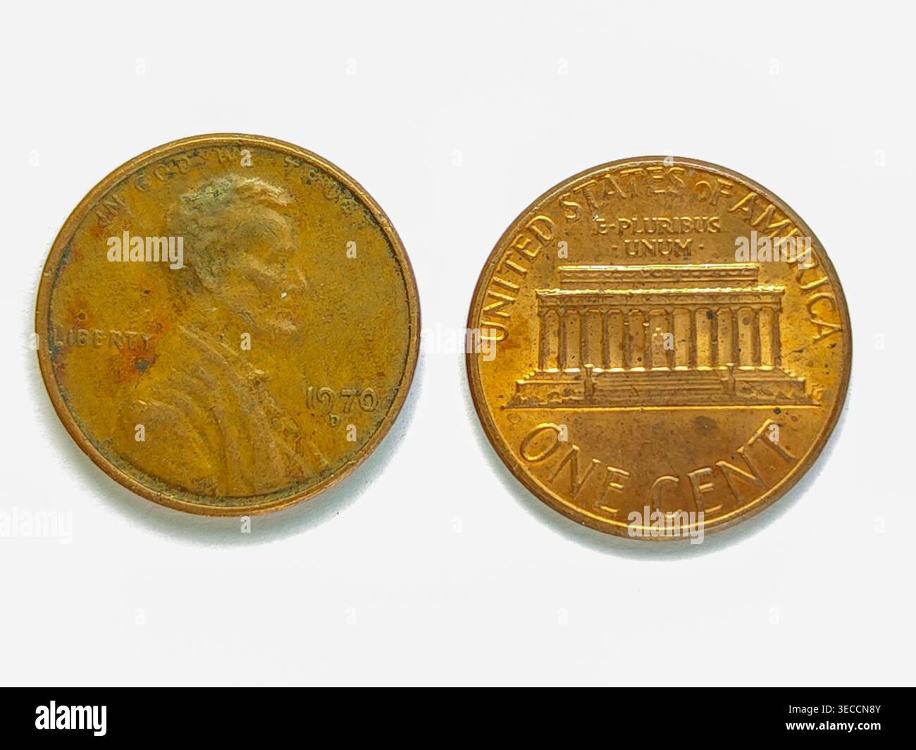 1 amerikanische Cent-Münze auf weißem Hintergrund. Vorderseite und Rückseite von 1970 US Lincoln One Cent Münze Penny. Das alte Bronzefonds. Lincoln Memorial Stockfoto