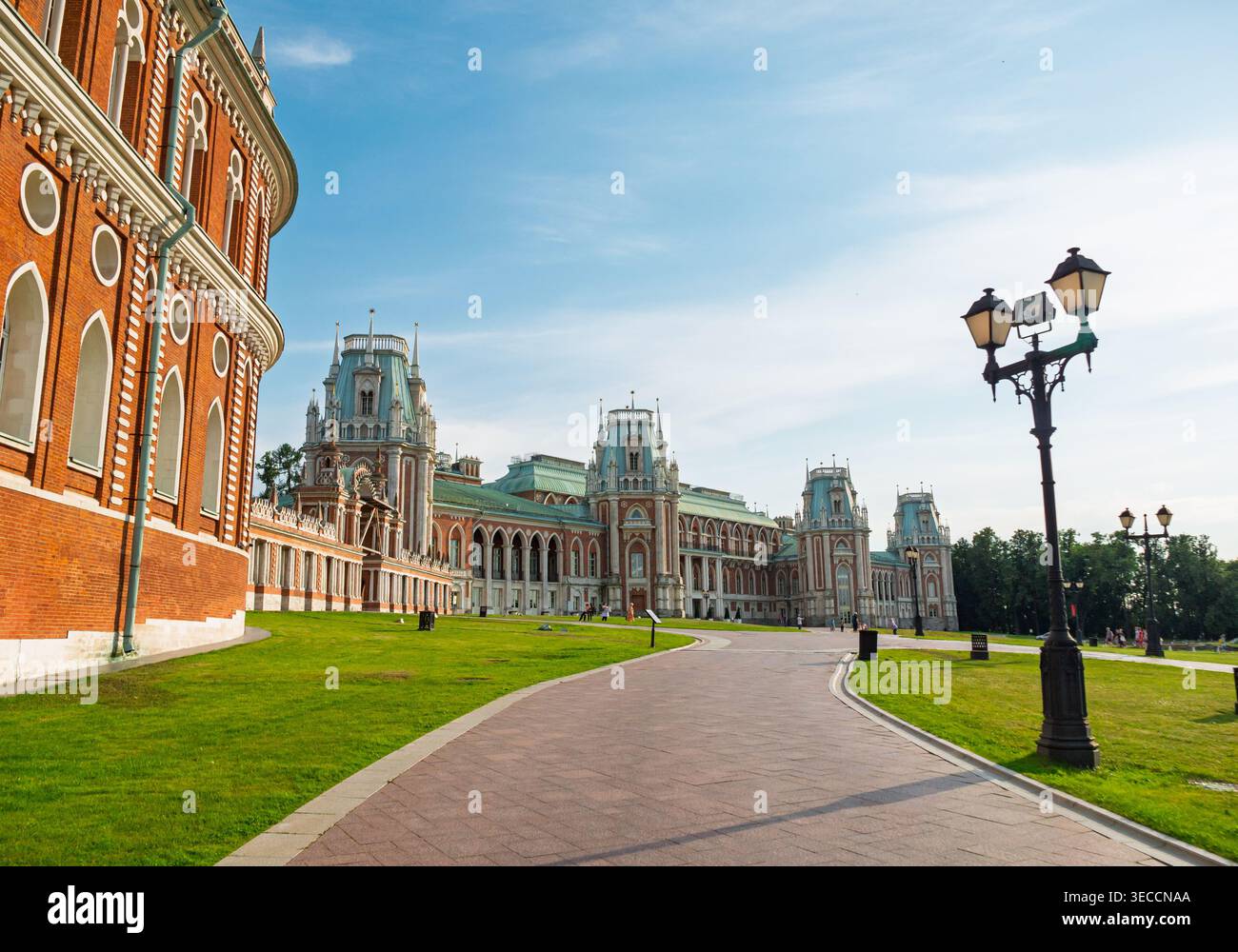 Moskau, Russland - 21. Juni 2021: Komplex des Großen Zaritsyno-Palastes mit einer beeindruckenden architektonischen Fassade unter klarem blauem Himmel Stockfoto
