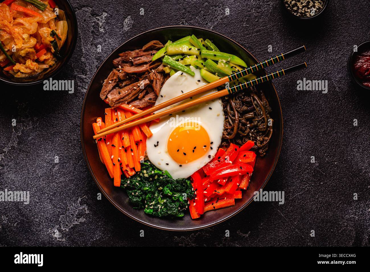 Traditionelles koreanisches Gericht Bibimbap: Reis mit Gemüse, Rindfleisch und Ei, Blick von oben. Stockfoto