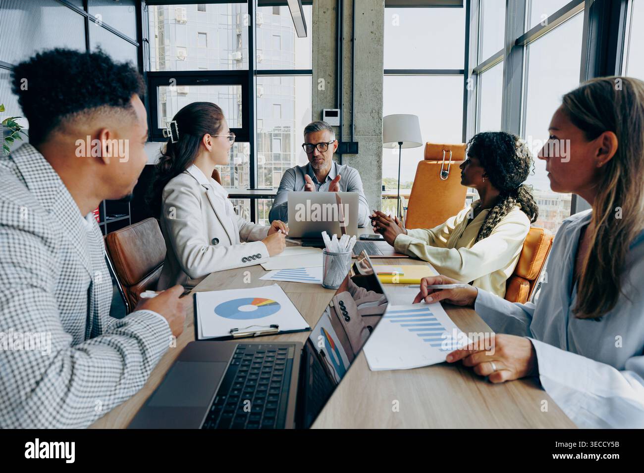 Die Unternehmensgruppe Untersucht Während Der Sitzung Zur Strategischen Planung Statistische Berichte Und Visuelle Diagramme Stockfoto