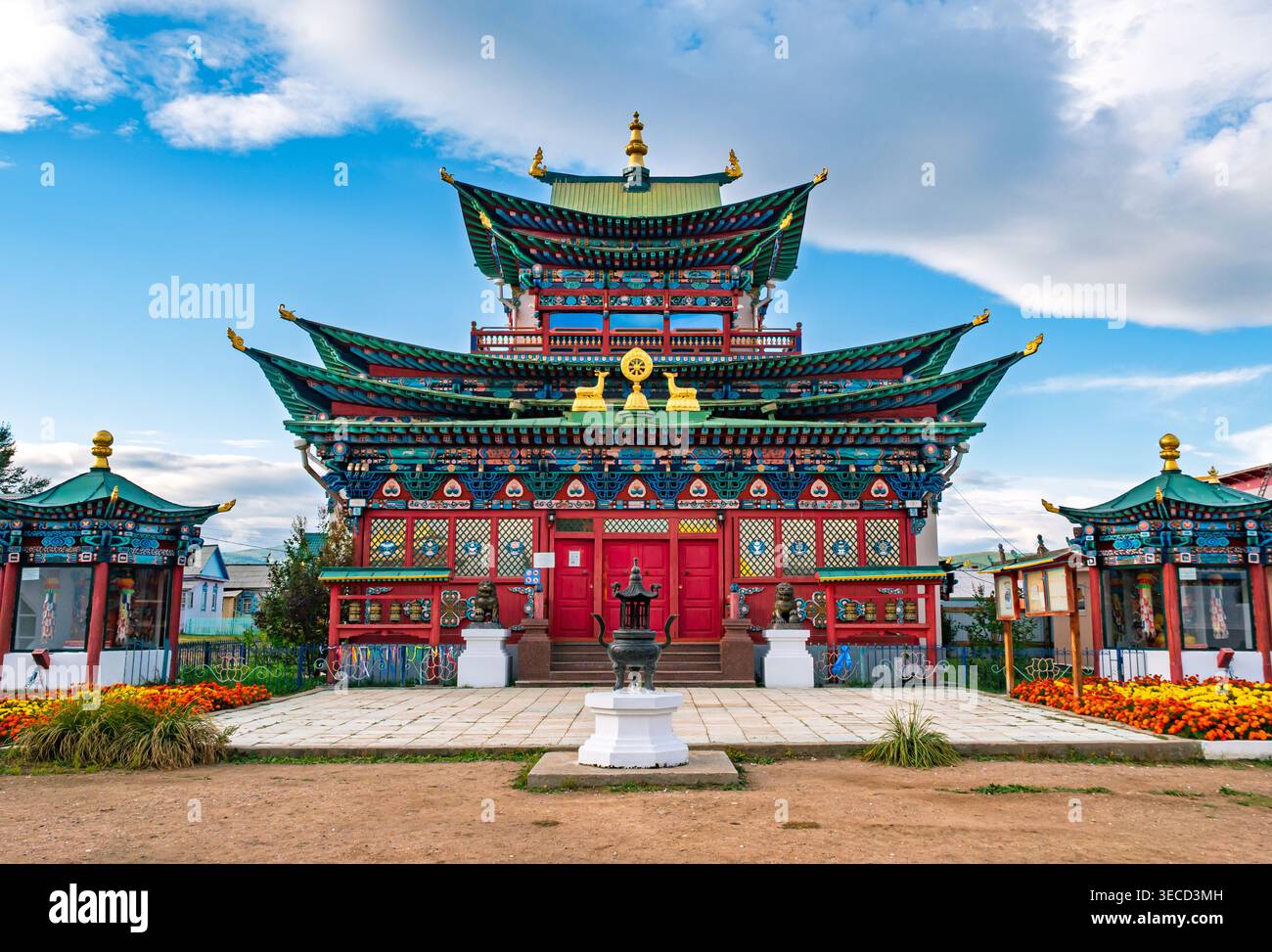 Lebendiger Ivolginsky Datsan Komplex mit traditioneller buddhistischer Architektur und farbenfroher Dekoration an klaren Tagen Stockfoto