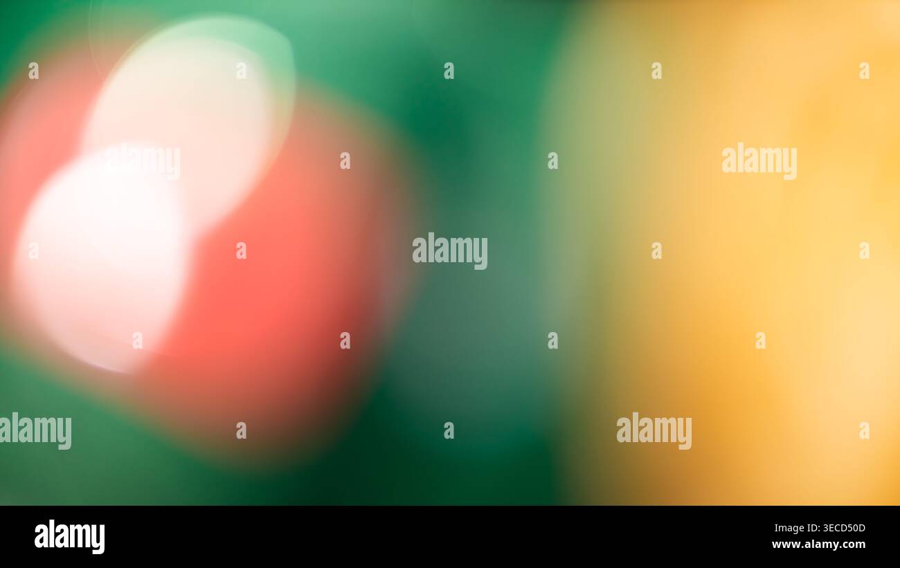 Abstrakter unfokussierter Bokeh-Hintergrund mit grünen roten und gelben Lichtflecken Stockfoto