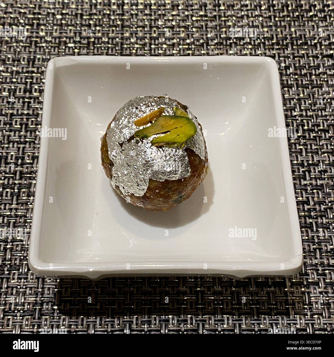 Motichoor Ladoo, eine beliebte indische Süßigkeit, die aus feinen Tröpfchen von Gramm Mehlteig in Ghee gebraten und in Zuckersirup eingeweicht wird. Agra, Indien. Stockfoto