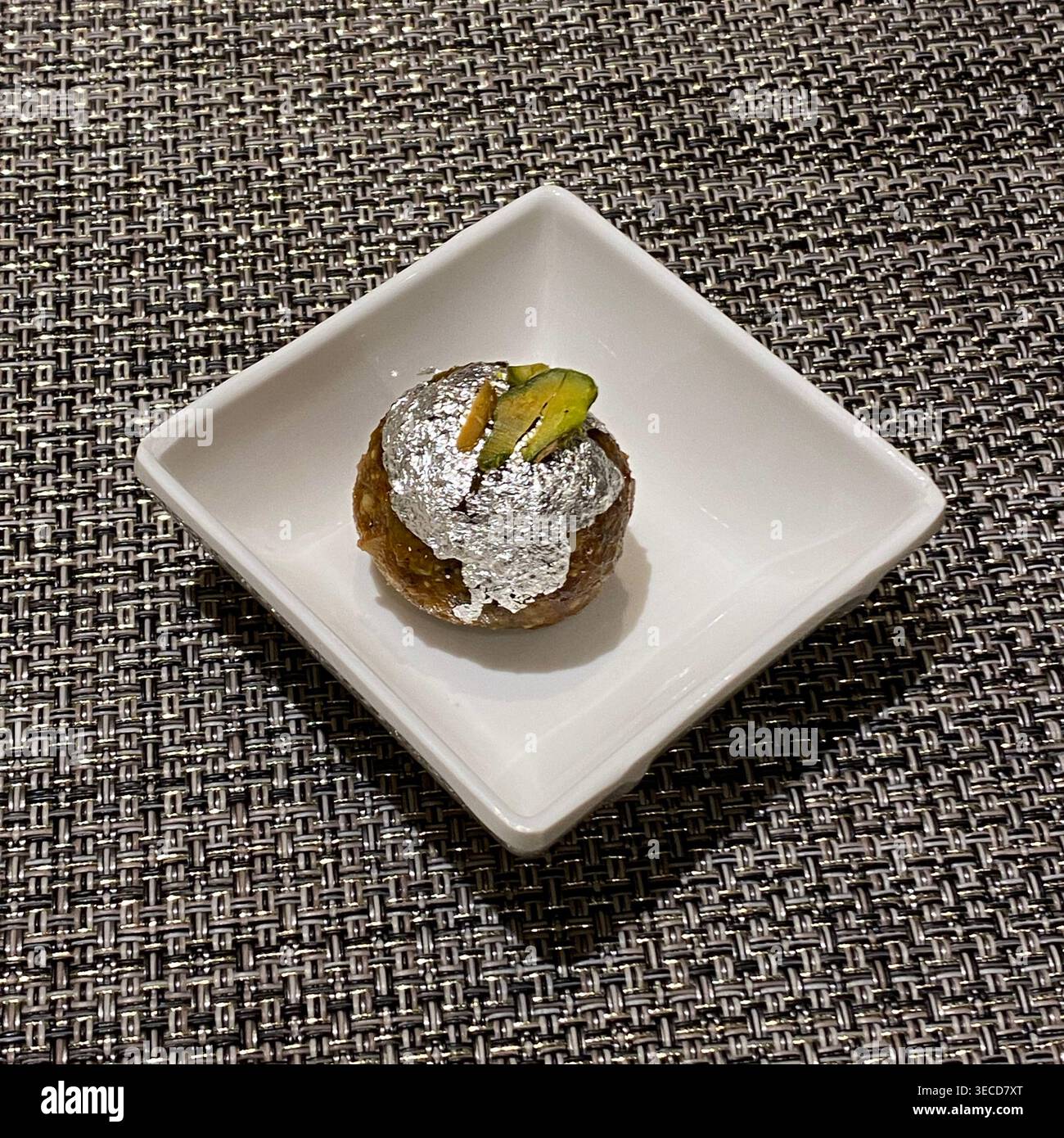 Motichoor Ladoo, eine beliebte indische Süßigkeit, die aus feinen Tröpfchen von Gramm Mehlteig in Ghee gebraten und in Zuckersirup eingeweicht wird. Agra, Indien. Stockfoto