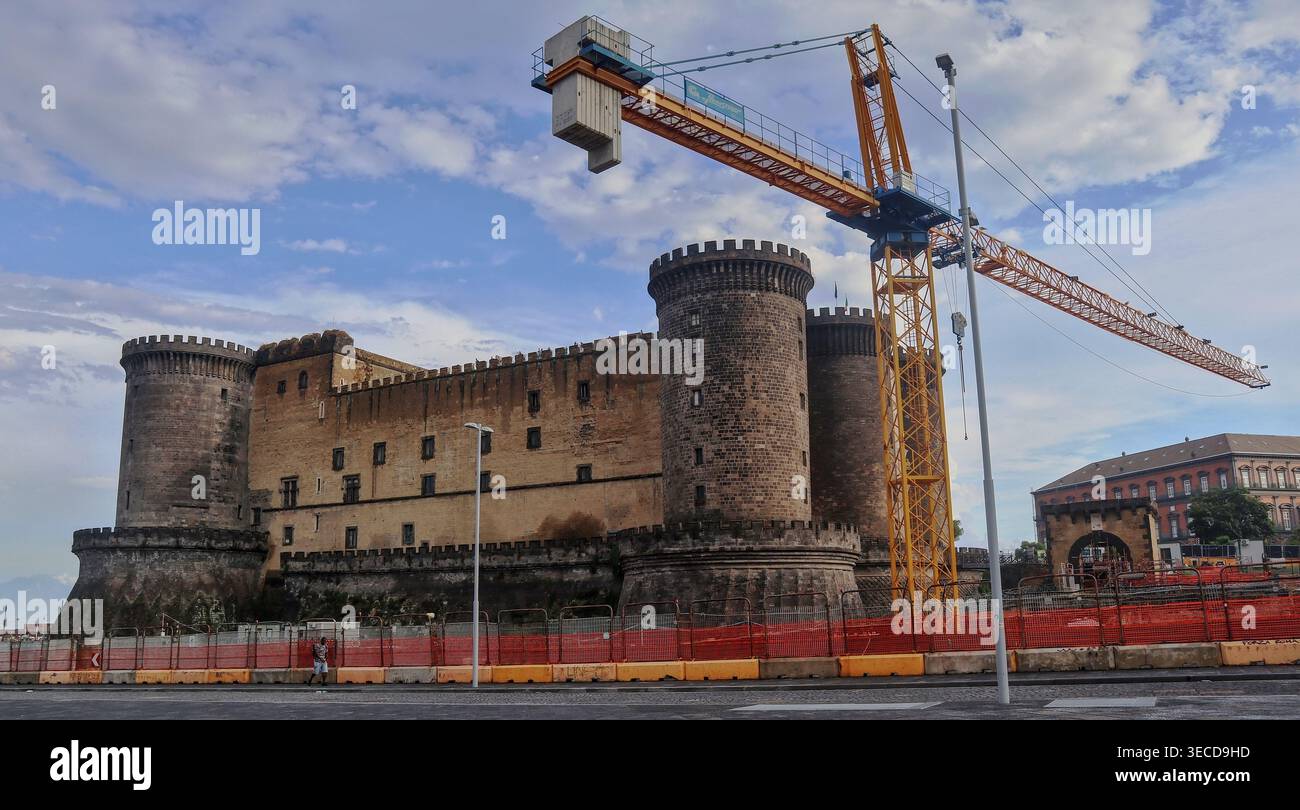 Restaurierungsarbeiten mit einem großen Kran im Schloss Maschio Angioino in Neapel, Italien. - Lavori di Restauro con una grande gru al castello del Maschio Stockfoto