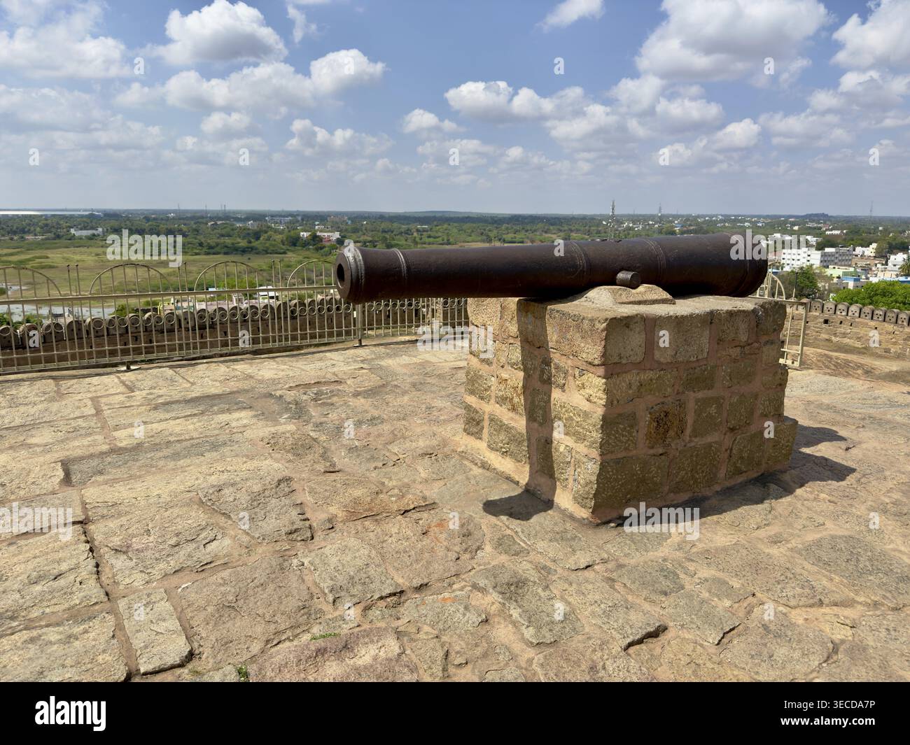 Alte Kanone auf einer Festungsmauer mit einem weiten Blick über die Landschaft, Thirumayam Fort, Thirumayam, Tamil Nadu, Indien Stockfoto