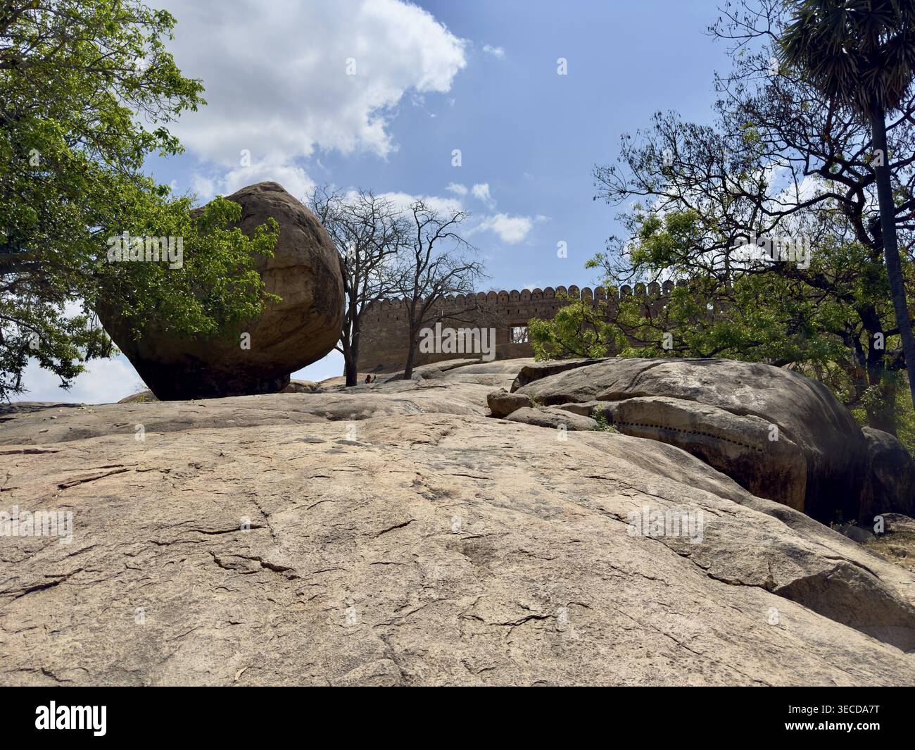 Große Felsen und Mauer in einer felsigen Landschaft unter klarem Himmel, Thirumayam Fort, Thirumayam, Tamil Nadu, Indien Stockfoto