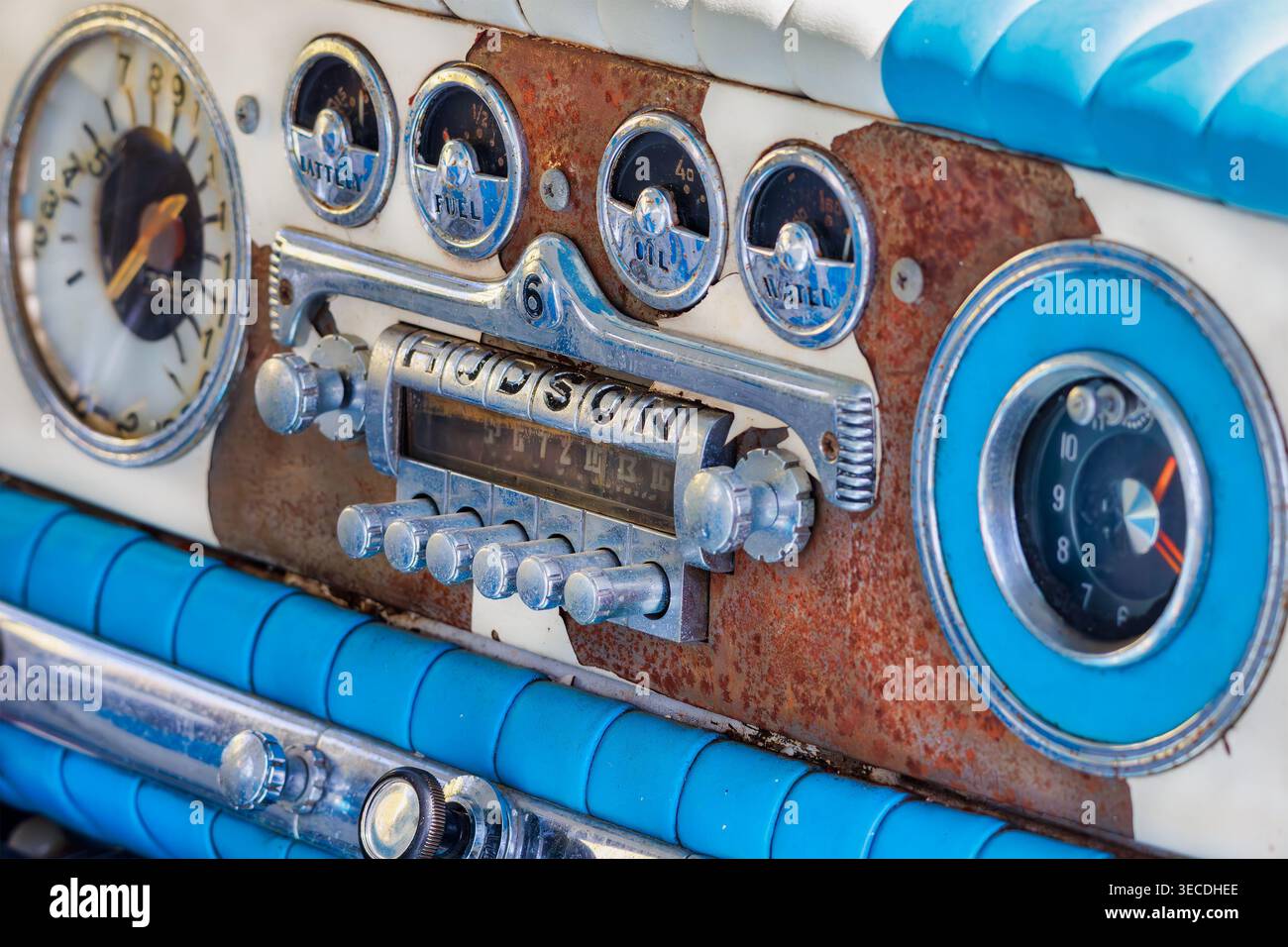 Den Bosch, Niederlande - 12. Mai 2024: Innenraum eines Oldtimers mit Radio in den Bosch, Niederlande Stockfoto