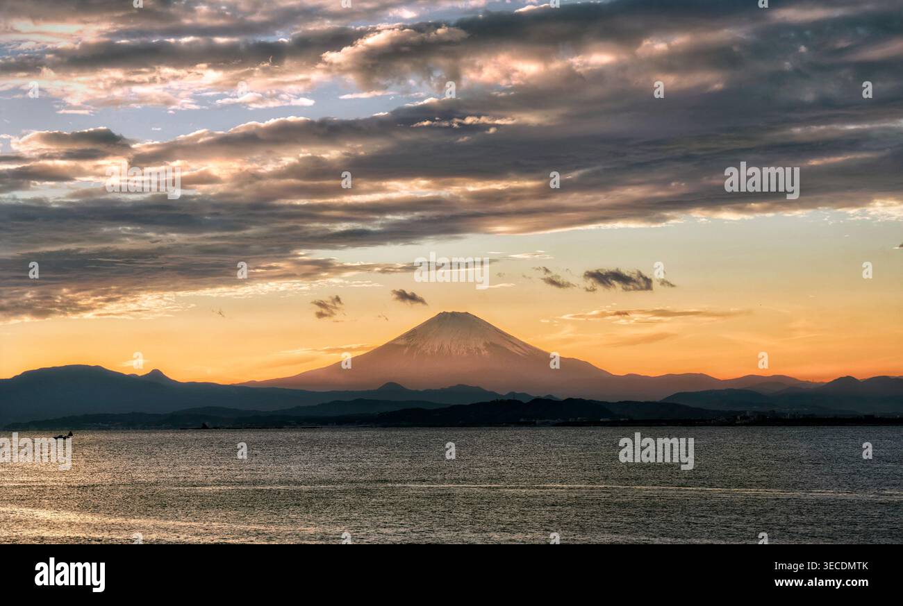 Japan, Honshu Island, Kamakura, Überblick über den Fuji in der Abenddämmerung. Stockfoto