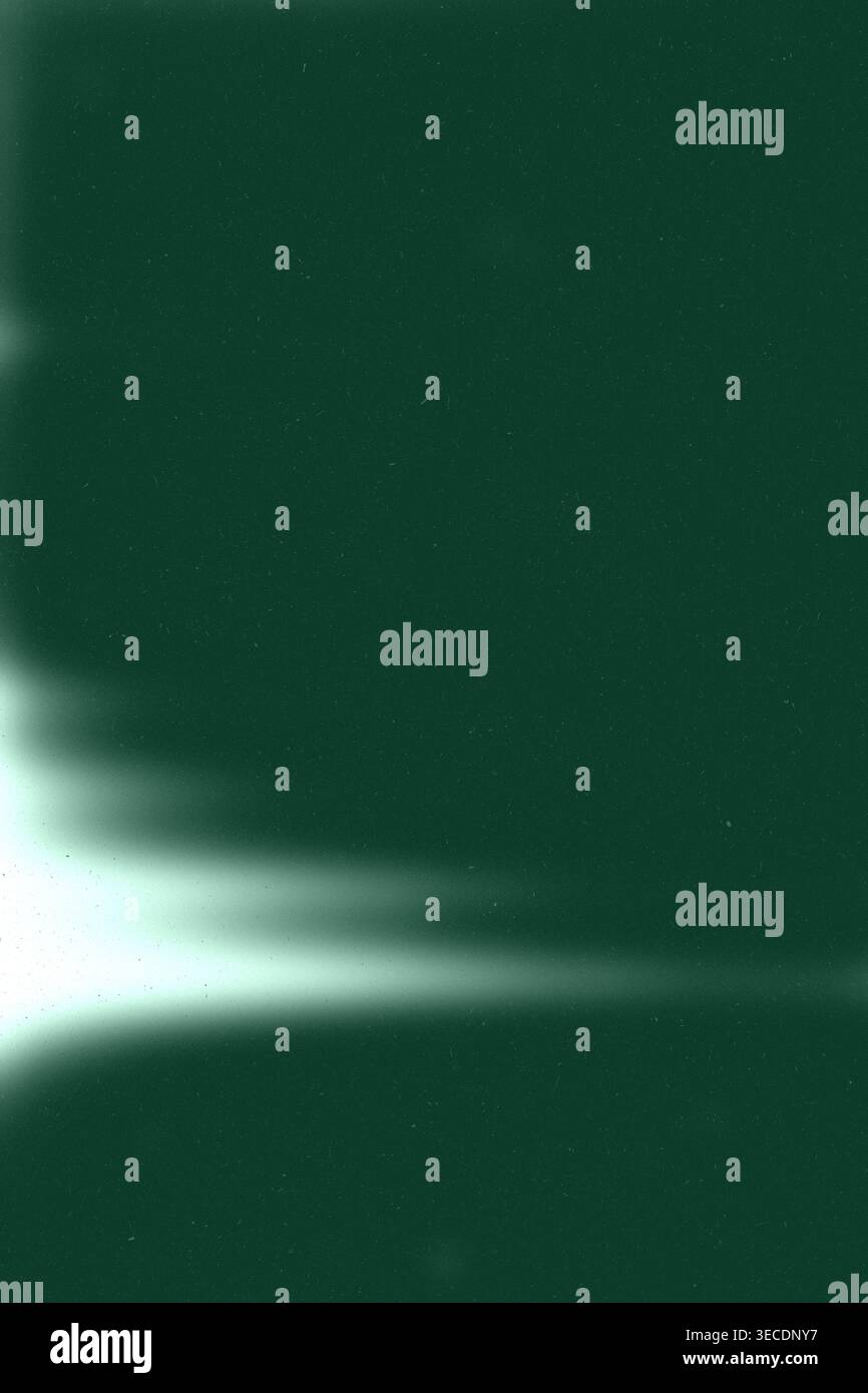 Dunkelgrüner abstrakter strukturierter Hintergrund mit einem hellen horizontalen hellen Streifen, Vorderansicht, stimmungsvolle Illustration, dekorative digitale Oberfläche, Kopie Stockfoto