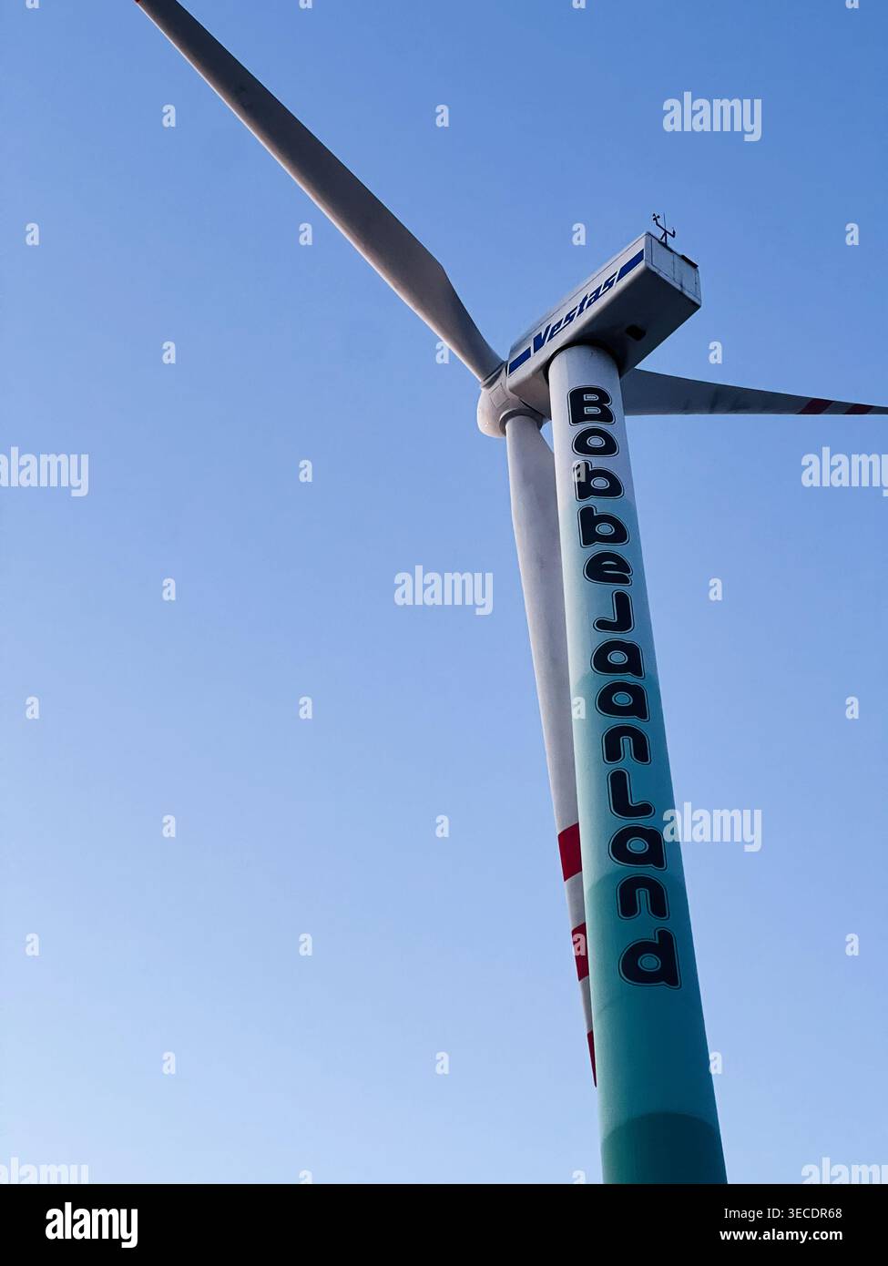 Zboriv, Ukraine - 28. April 2026: Hohe Windkraftanlage mit Bobbejaanland-Branding von unten vor klarem blauem Himmel. Stockfoto