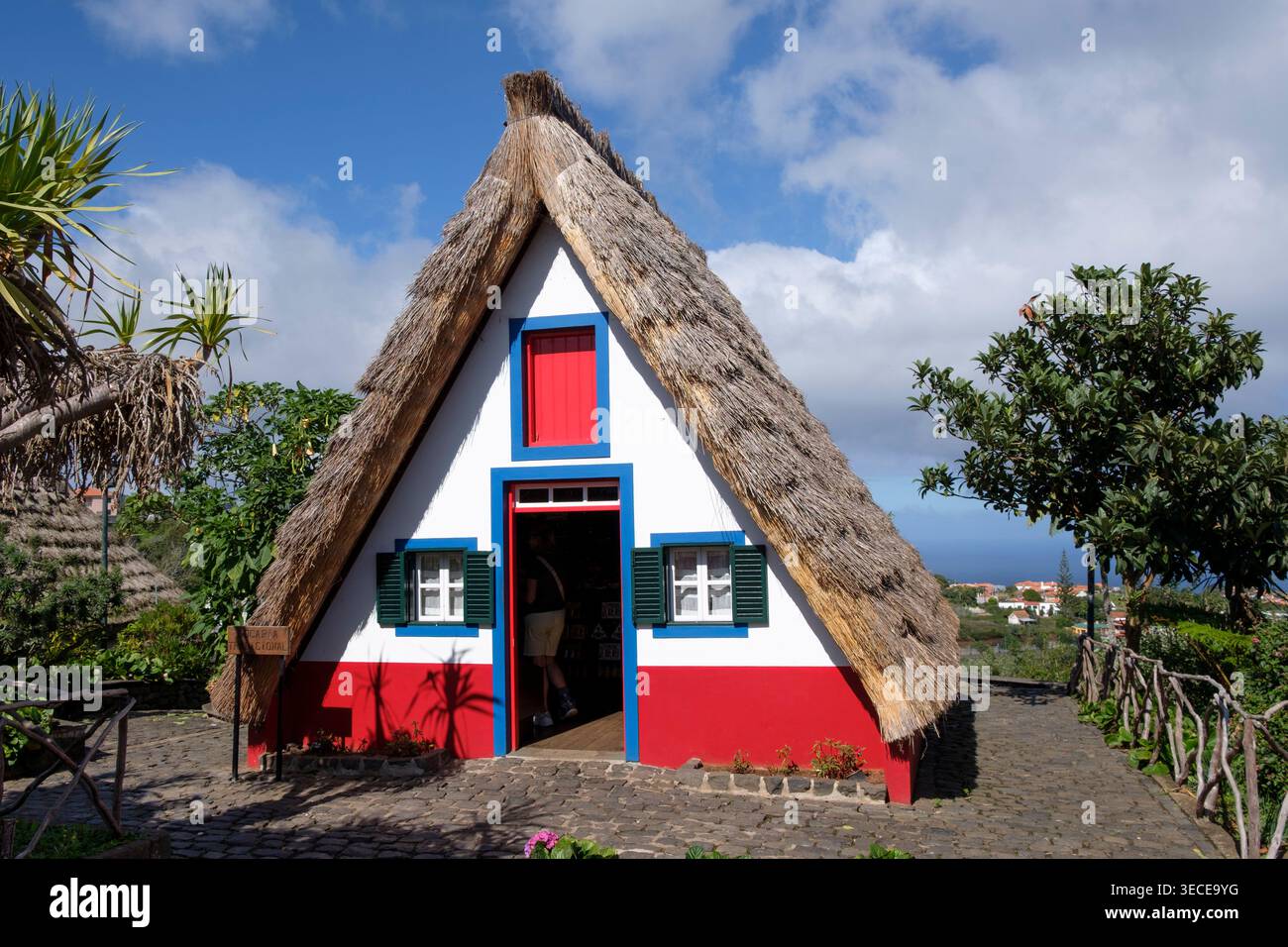 Traditionelle madeirische Häuser, bekannt als casa de Colmo. Stockfoto