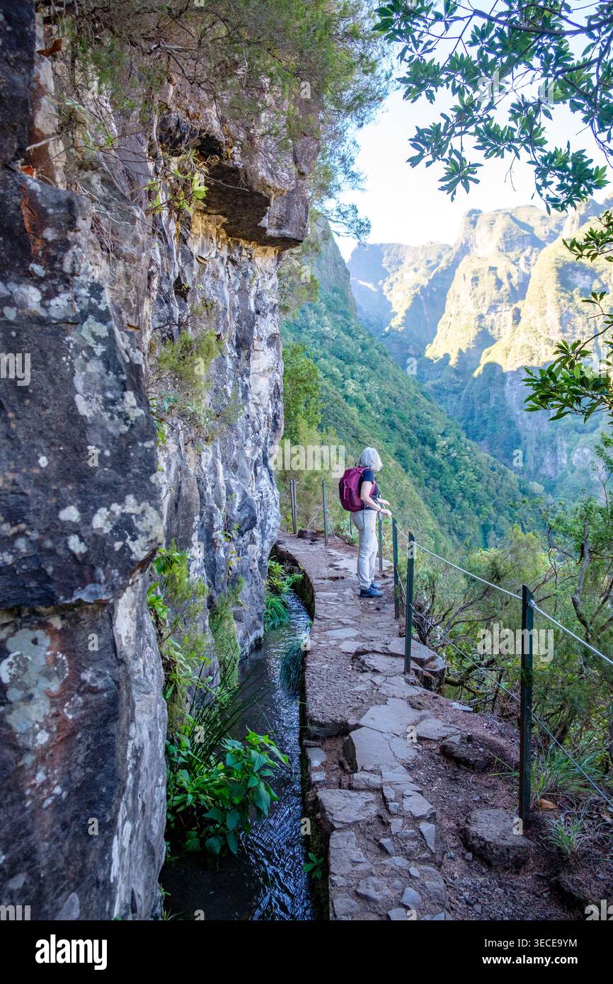 Eine Frau bewundert die Aussicht vom Levada do caldeirao verde-Prozess auf Madeira Stockfoto