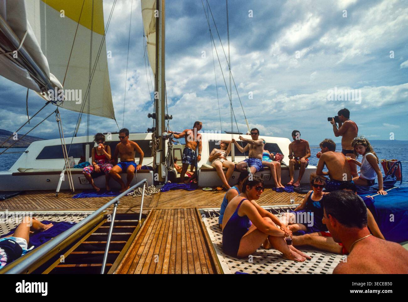 Hotelgäste, die einen Tagesausflug mit dem Katamaran in einem gehobenen Hotel auf Maui Island, Hawaii, USA Unternehmen Stockfoto