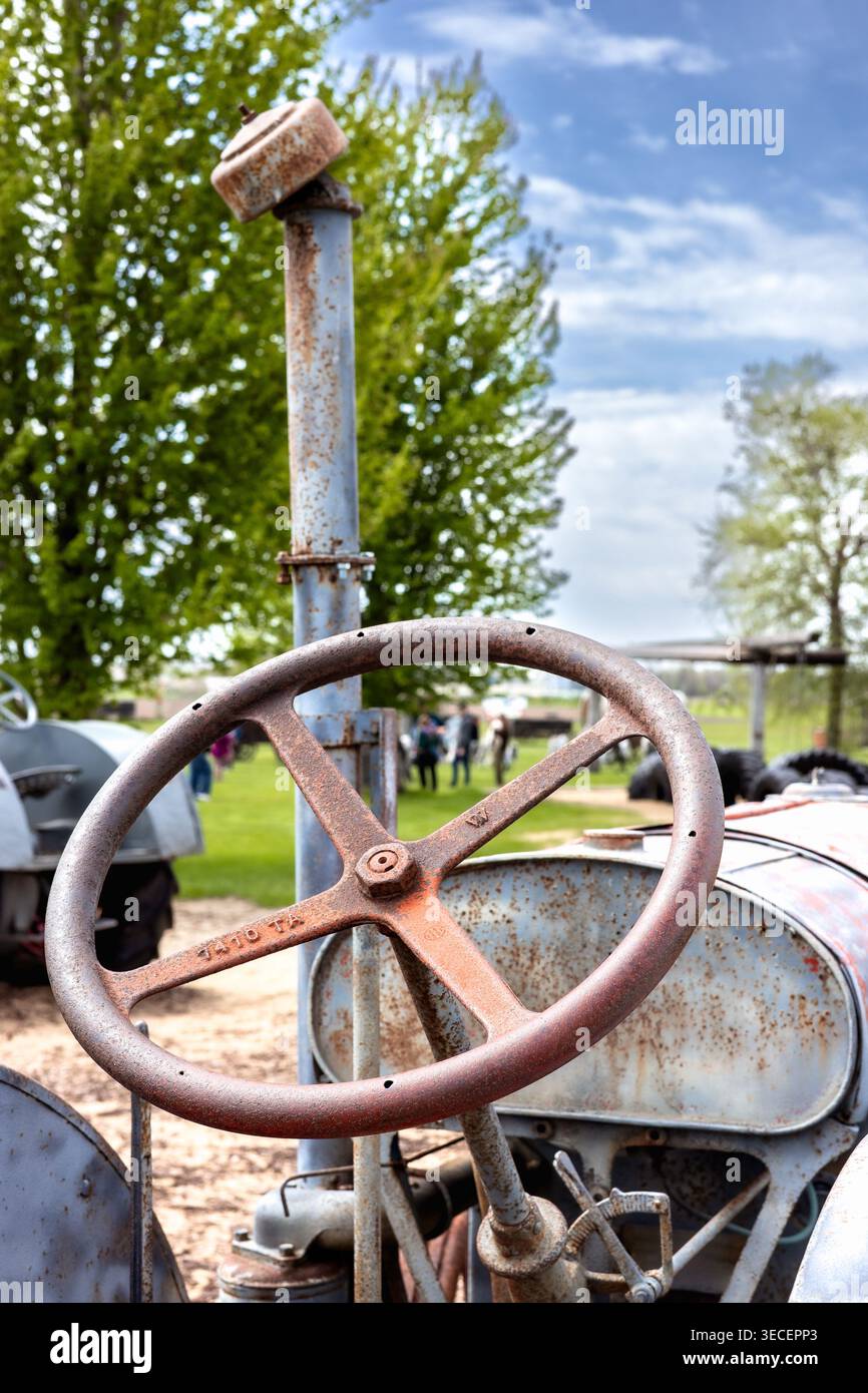 Atkins, Iowa, USA - 26. April 2026: Vintage Rosted Tractor Lenkrad auf dem Bloomsbury Farm Playground Stockfoto