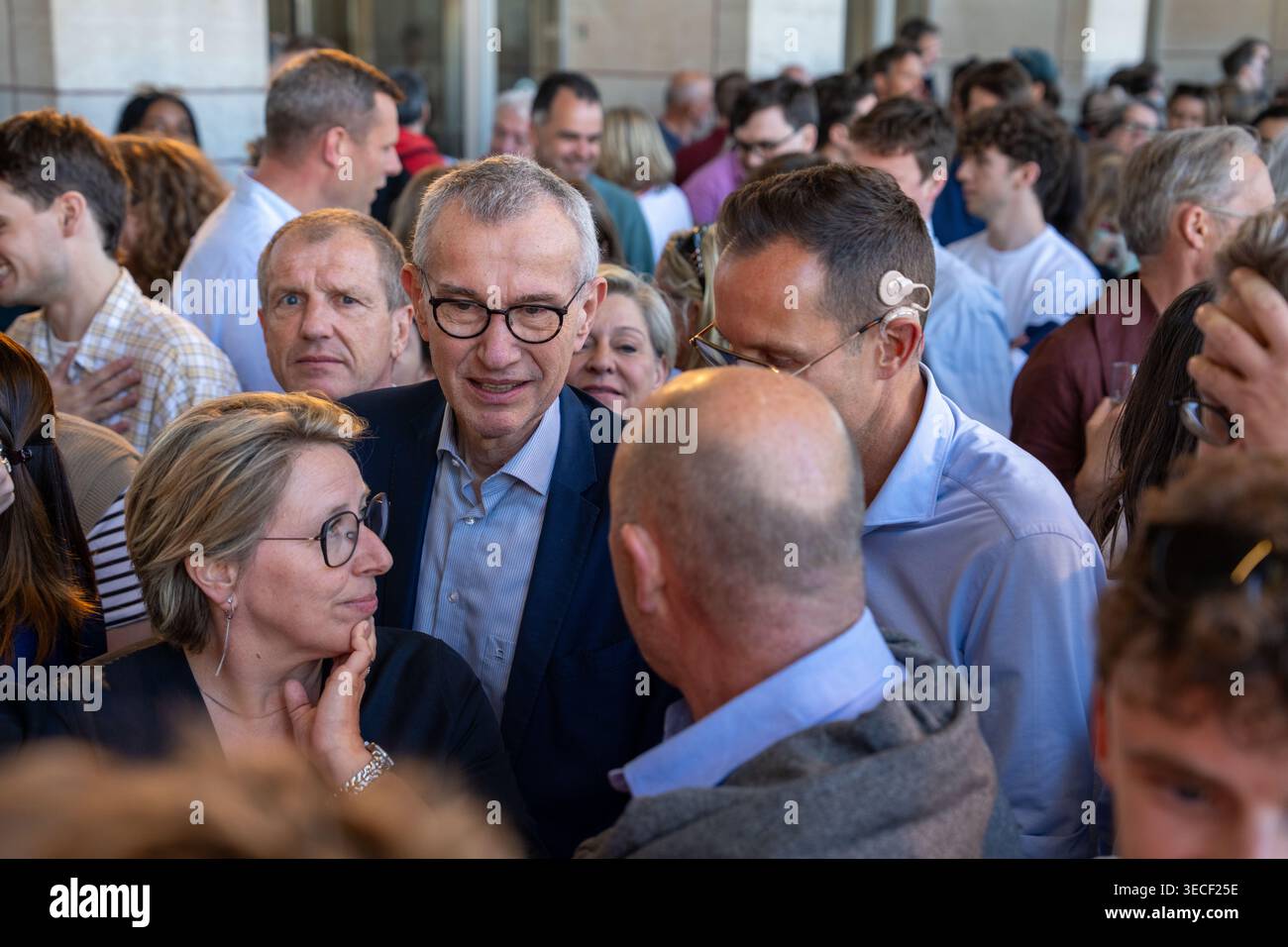 Brüssel, Belgien April 2026 30. Die flämische Sozialministerin Caroline Gennez und der Vize-Premierminister Frank Vandenbroucke stellten sich am Donnerstag, dem 30. April 2026, am Vorabend des Arbeitstages am 1. Mai, dem Internationalen Arbeitstag, in Brüssel ein Treffen der flämischen sozialistischen Partei Vooruit, der sozialistischen Sozialversicherungsgesellschaft Solidaris und der sozialistischen gewerkschaft ABVV vor. BELGA FOTO MARIUS BURGELMAN Credit: Belga News Agency/Alamy Live News Stockfoto