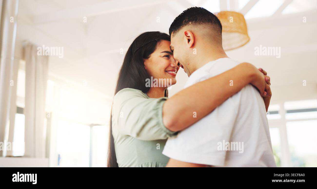 Tanzen, glücklich und zu Hause mit Liebe für einen romantischen Moment, eine Beziehung und Liebe. Ehe, Haus und Mann mit Frau zusammen Stockfoto