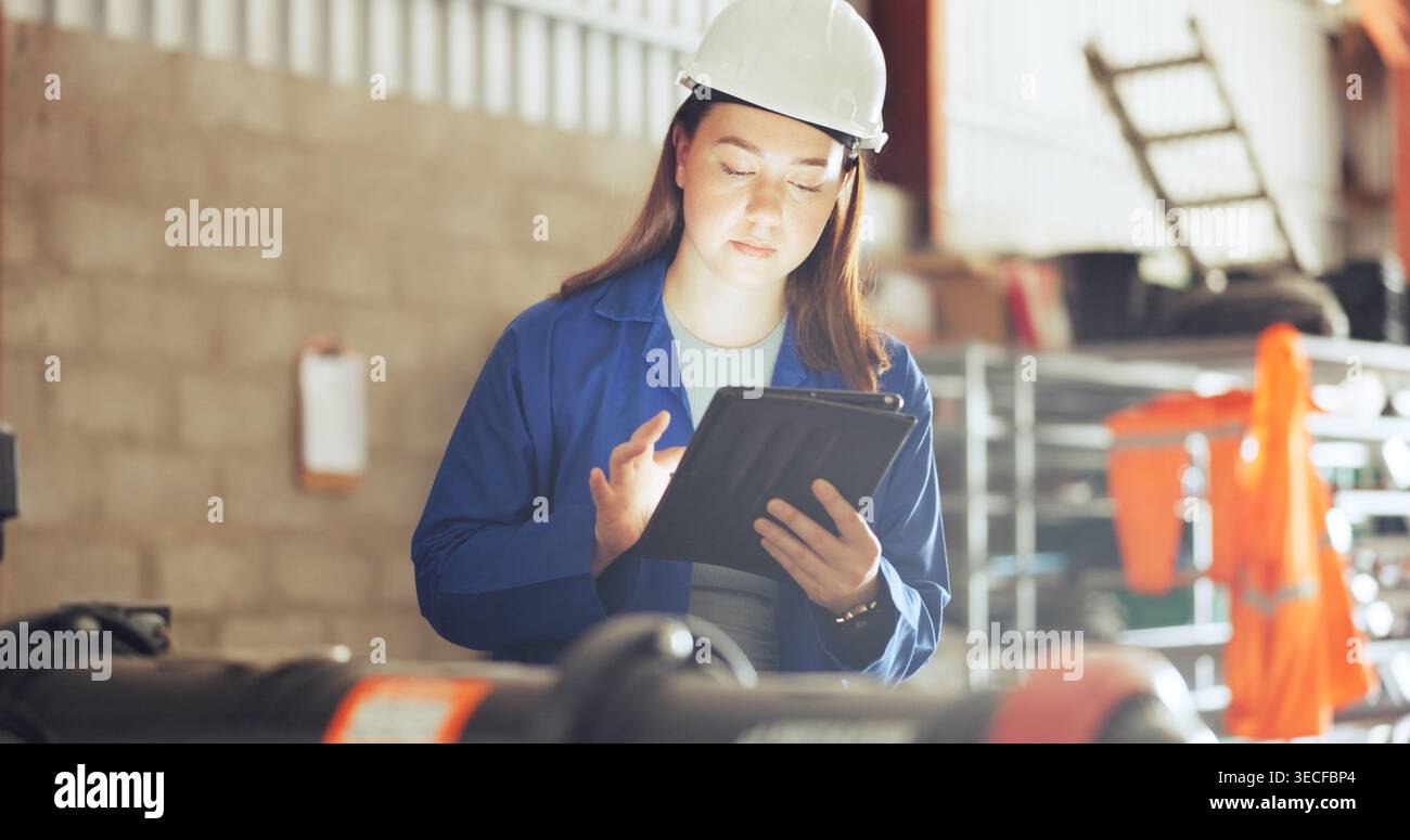 Maschinenbau, Maschine oder Frau auf Tablet in der Wasseranlage für Druckdaten, Diagnose oder Aktualisierung. Fertigung, Ingenieur und App an der Abwasseranzeige Stockfoto