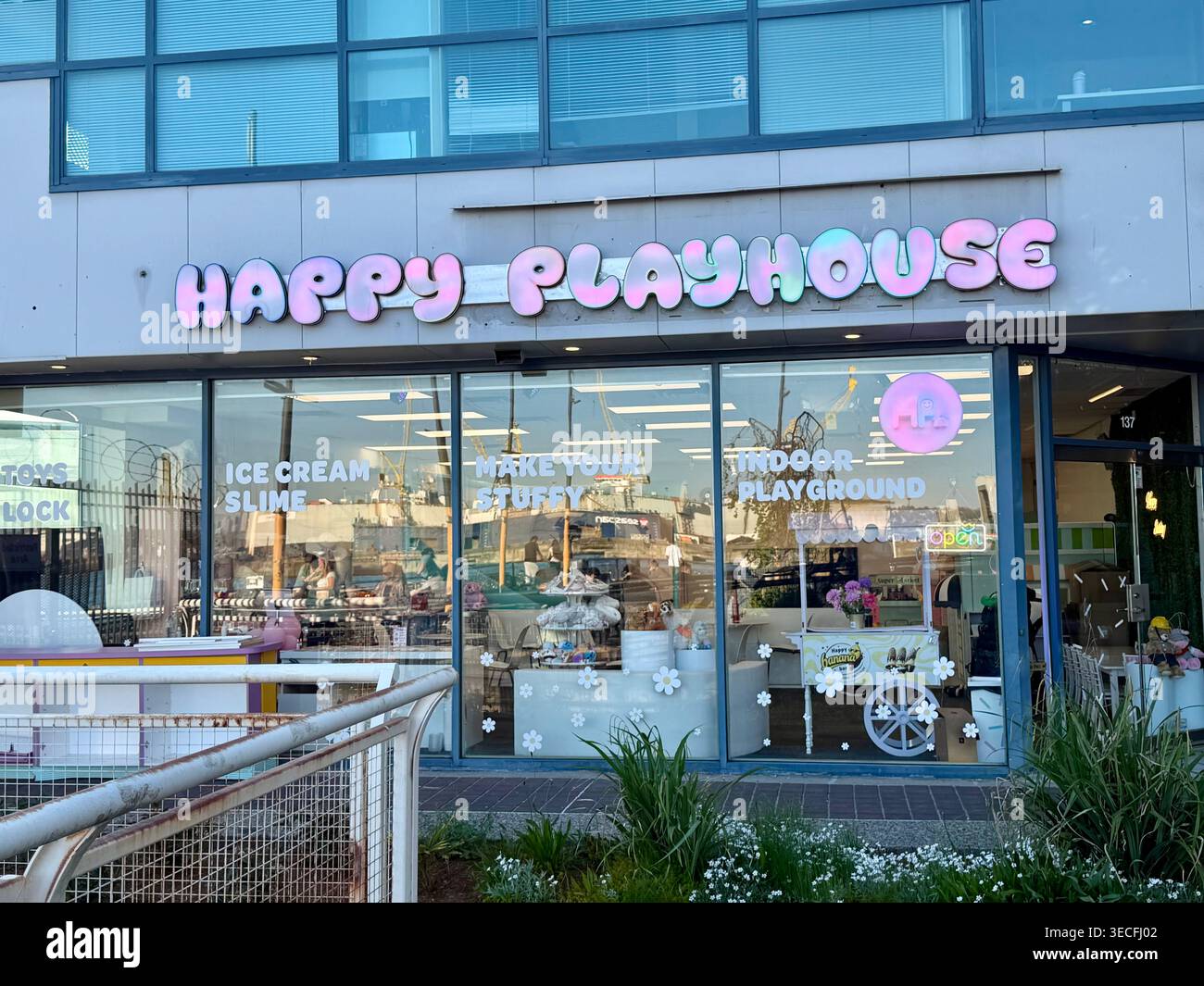 NORTH VANCOUVER, BC, KANADA - 30. APRIL 2026: Die farbenfrohe Außenfassade des Happy Playhouse, ein Spielplatz für Kinder und ein Partylokal. Stockfoto