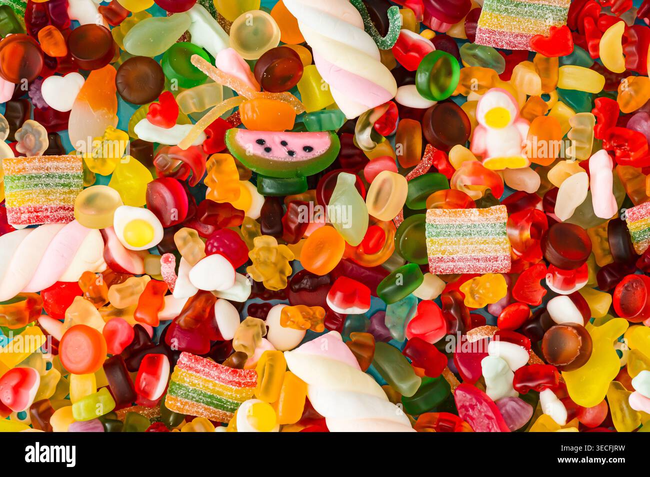 Kreativer Hintergrund von Gummibonbons. Minimales trendiges Gummikonzept. Gelee-Süßigkeiten-Ästhetik. Farbenfrohe flache Lagen. Draufsicht. Stockfoto
