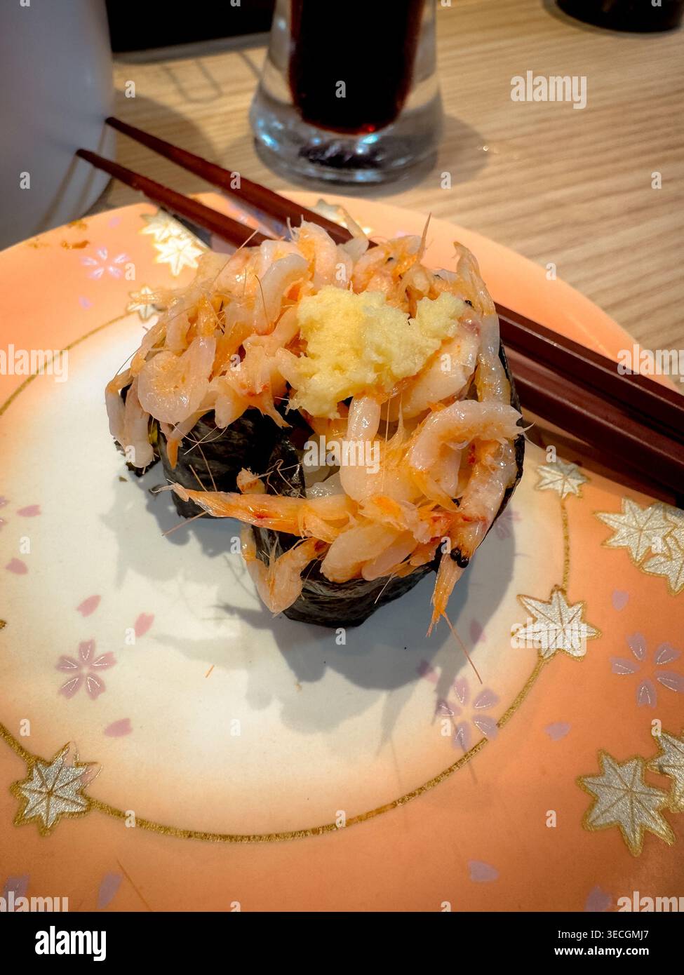 Sushi wird im Restaurant im Bezirk Shibuya in Tokio, Japan, serviert Stockfoto