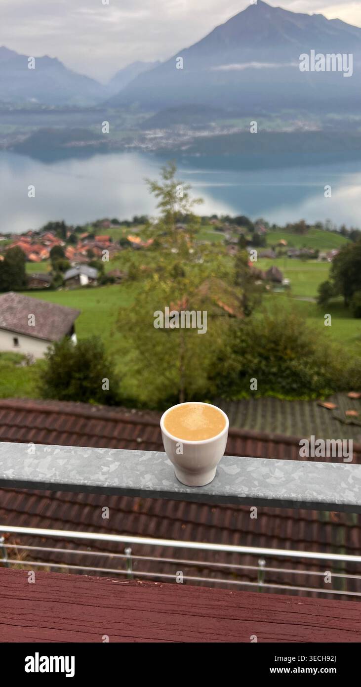 Kaffeetasse auf Balkon mit malerischem Blick auf den Bergsee in der europäischen Landschaft Stockfoto