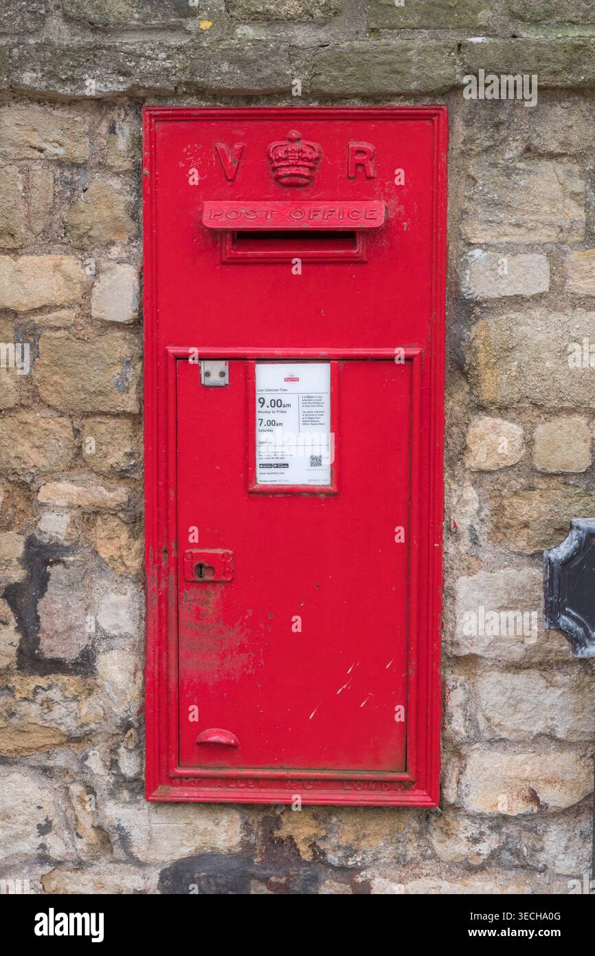 Eine Postbox mit der VR oder „Victoria Regina“ (Queen Victoria) Royal-Chiffre, verwendet zwischen 1837 und 1901, Oxford, UK. Stockfoto